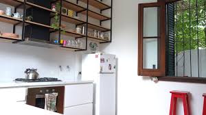 Cocina Con Mueble Laqueado Y Alacena Metalica Colgante Con Estantes De Madera Natural Muebles Laqueados Estantes De Madera Madera Natural