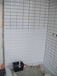 Comment poser carrelage metro blanc language fr pose carrelage salle de bain sur ancien carrelage pose voir plus d idees sur le theme carrelage metro idees salle de bain carrelage from tse1.mm.bing.net il peut alors se marier à de nombreux matériaux (bois, acier, verre, etc.). Comment Poser Carrelage Metro Blanc Language Fr Carrelage Metro Blanc Dans La Cuisine Et La Salle De Bains Mais Le Vrai Potentiel Du Carrelage Metro Se Revele Une Fois Qu