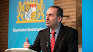Er forderte eine umgehende öffnung von innengastronomie, kultur und fußball. Verpflichtende Homeoffice Regeln Wirtschaftsminister Aiwanger Ist Dagegen Politik Nordbayern