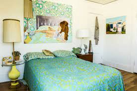 اللوحات في غرفة النوم فوق السرير