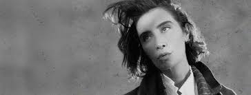 Aslen Erzurumlu olan ve yarışmaya İstanbul'dan katılan Erhan Özden, 43  yaşında, evli ve iki çocuk babası. Atatürk Üniversitesi Güzel Sanatlar  Fakültesi Müzik Bölümü mezunu olan Erhan Bey, Marmara Üniversitesi Müzik  Bölümünde yüksek