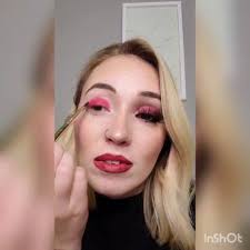 Here's the best makeup for when you wearing red!