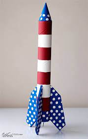 Este foguete de brinquedo para o banheiro é divertido garante para o seu um pouco! Pin De Merli Em Detsky Pokoj Espaco De Artesanato Upcycled Crafts Trabalhos Em Papel