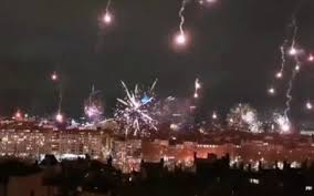 Maybe you would like to learn more about one of these? Lyon Un Gigantesque Feu D Artifice Sauvage Tire En Pleine Ville