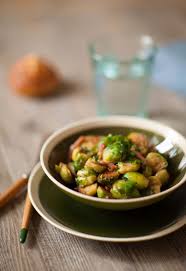 Les nettoyer, puis les laver en les plongeant dans plusieurs bains d'eau froide. Poelee De Choux De Bruxelles Au Lard Fume