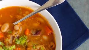 Adaugam tarhonul, frunzele de dafin , cimbrul si putina sare. Asa Faci Cea Mai BunÄƒ CiorbÄƒ De Fasole Cu Ciolan Ingredientul Care Face DiferenÅ£a