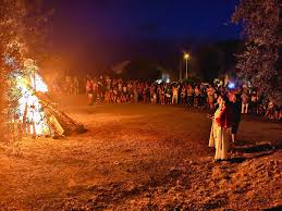 🔥 Feu de la Saint-Jean &agrave; Biot 🔥 Venez braver les flammes et tenter de  sauter par-dessus le brasier ! Rendez-vous demain soir &agrave; 20h30 sur la place  de Gaulle pour c&eacute;l&eacute;brer