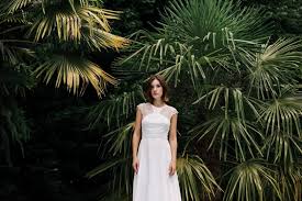 Ses plis doux sont dessinés à une taille mince avec une. Serie Blanche Robes De Mariee Collection 2019 La Mariee Aux Pieds Nus