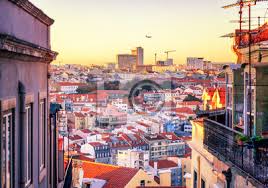 Lissabon die wunderbare hauptstadt von portugal. Schones Stadtbild Ansicht Von Lissabon Die Hauptstadt Von Portugal Fototapete Fototapeten Gold Red Zentrum Myloview De