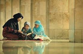 STOP Canggung! Panduan Lengkap Parenting Islami: Bicara Pubertas, Aurat, & Adab Pergaulan Remaja di Era Digital