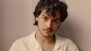 Artista lemense Noedir lança música unindo baião, lambada e muita ironia