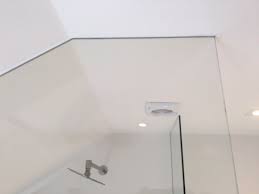 douchewand op zolder onder schuin dak superstrakke afwerking profielloos glas tegen plafond schuindak i balance bathroom badkamer op zolder badkamer dak