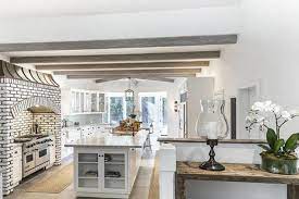 Tour Selena Gomez S Light Airy Encino Estate In 2021 Home Selena Gomez Selena Gomez House