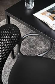 Chaise Abby perforée de Connubia avec ou sans accoudoirs