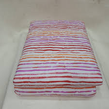 Presentato in 2 varianti colore, uno sulle tonalità dell Trapuntino Matrimoniale Di Cotone Riga Arancio Casseri Biancheria