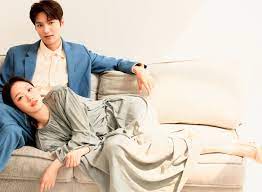 Lee gon shows up in the middle of the city on a white horse, surprising everyone, and when he runs into jung tae eul, he gives her a longing look after which he wraps her in an embrace. Lee Min Ho And Kim Go Eun Make An Irresistible Couple In The King Eternal Monarch The Star