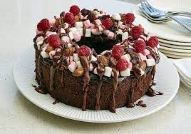 Free Chocolate Rocky Road Christmas Wreath Cake Recipe Try This Free Quick And Easy Chocolate Rocky Road Christma Easy Cake Decorating Easy Cake Recipes Cake