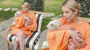 Actress emma roberts shared the first look of her son, rhodes robert hedlund, just over two roberts welcomed her son with garrett hedlund on sunday, december 27, and took to instagram to. Emma Roberts In Bebegiyle Ilk Pozu Magazin Haberleri Milliyet