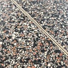 Bodenfliesen verfugen ist der kleber unter den fliesen ausgehärtet, geht es ans verfugen: Dehnfuge Aus Messing Mit Bildern Terrazzo Terrazzo Boden Boden