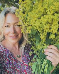 🩶Hello!! Welcoming in the summer solstice by prancing around with arms  full of a giant crop of Mollis and trying to get a picture that I don't  hate 😂 I promised that