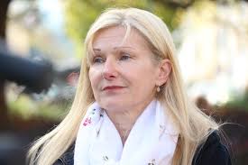 Lara Alexander's Instagram, Twitter & Facebook