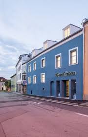 Dort, unter der brücke, ist auch das blaue haus, draußen unterhalten sich ein paar jugendliche. Revitalisierung Blaues Haus Cham Bayerische Architektenkammer