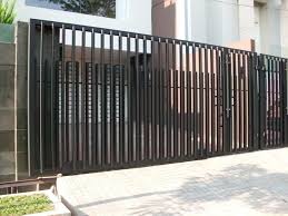 Pernyataan 'less is more' bisa kamu adopsi pada desain pagar rumah minimalis 2021, kayu berwarna cerah bisa menjadi pilihan pintu pagar rumah. Inspirasi Teralis Pintu Pagar Minimalis Dan Harga Terbaru Artha Konstruksi