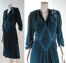 Negli anni '40 e '50 del 1800, gli abiti femminili avevano maniche ampie e voluminose.i vestiti erano semplici e di colori pallidi, incorporati da decorazioni floreali realistiche. Abiti Da Sera Anni 40 641194