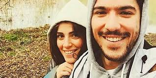 Ailenin tek çocuğu olan eyüboğlu'nın annesi öğretmen babası bankacıdır. Bir Set Aski Daha Nikahla Sonuclandi Karsinizda Ezgi Eyuboglu Ve Kaan Yildirim In Dugunu Onedio Com