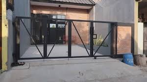 Pagar rumah kayu dan dinding putih. Rumah Industrial Ini Tampil Menarik Dengan Luas Bangunan 75m2 Ini 8 Fakta Menariknya Rumah123 Com