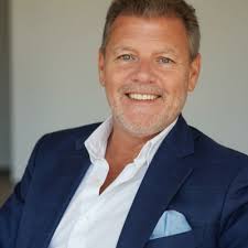 Hay historias, muchas más de las que se cuentan, que demuestran que, a  veces, cuando el mundo arde, hay mujeres que se ponen el casco, el  uniforme, y dicen: “ya me encargo