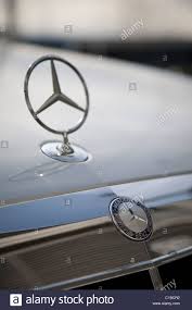 Mercedes Benz De Badge Et L Etoile A Trois Branches De Capot Ornement De Capot Photo Stock Alamy
