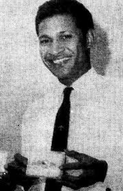 Husat em first pilot from Bougainville that bin pilotim bougair in 1975