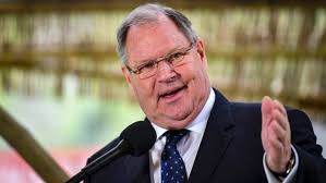 Robert keith bennett doyle ac (nascido em maio 1953 20) é um australiano político que foi o 103 lord mayor of melbourne , eleito em 30 de novembro. Lord Mayor Robert Doyle Faces Fresh Allegation Of Sexual Harassment By A Second Melbourne City Councillor Cathy Oke Bendigo Advertiser Bendigo Vic
