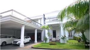 Mungkin baru terjadi di indonesia seorang istri pejabat mewek seperti ini. Inilah 9 Potret Rumah Mewah Artis Indonesia Yang Harganya Selangit Laman 3 Dari 4