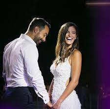 Η χριστίνα μπόμπα, όπως ήταν επόμενο, έκλεψε τις εντυπώσεις ως νύφη, φορώντας ένα η αδερφή της ελίνα μπόμπα, η μητέρα της και η κουμπάρα του ζευγαριού μαρίνα βερνίκου. Sakhs Tanimanidhs Otan Eida Th Xristina Na Erxetai Ntymenh Nyfh Sthn Ekklhsia H8ela Na Balw Ta Klamata Apo Thn Eytyxia Sakis Tanimanidis Otan Eida Ti Christina Na Erchetai Ntymeni