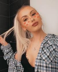 Holly Sewell's Instagram, Twitter & Facebook