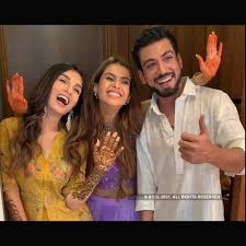 Shalini talwar was born in 1987, and she was famous as a bollywood model and an indian actress in india. Actress Shiny Doshi Mehendi Ceremony Pandya Store Actress Shiny Doshi Dances With Fiance Lavesh Khairajani During Her Intimate Mehendi Ceremony Videos Photos Viral Mce Zone