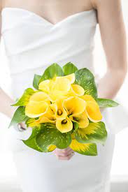 Calla lily bridal bouquets are popular for beach weddings because the soft curves of the flowers mimic the smooth sand and gentle waves. Modern Wedding Inspiration From Ann Kam Photography Citygirl Weddings Yellow Bouquets Yellow Wedding Flowers Calla Lily