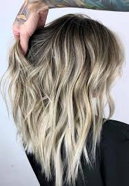 Wondering How To Wear Blonde With Dark Roots Dont Worry At All See Here The Best Ideas Of B Blonde With Dark Roots Blonde Hair With Roots Short Hair Balayage