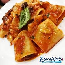 Versate l'olio extravergine di oliva in una padella accendete il fuoco a fiamma dolce e fate insaporire le linguine nel sugo di baccalà mescolando bene. Bacalajuo Paccheri Al Sugo Di Baccala In Cassuola Una Facebook