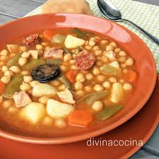 Un guiso casero y tradicional perfecto para el invierno por su contundencia y sabor. Potaje De Garbanzos A La Antigua Receta De Divina Cocina