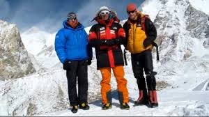 Denis urubko in 24 ore è in cima al gasherbrum ii per una nuova linea, in stile alpino. Simone Moro Cory Richards Y Denis Urubko En El Campo 1 Manana Terminaran El Descenso Barrabes Com