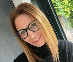 Karen Nicoll's Instagram, Twitter & Facebook