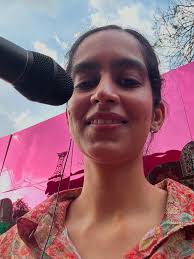 I would love to share some behind the scenes photos from our recent  (longest yet!) tour with you all 🧳 We started in India, then my first ever  UK tour happened (such