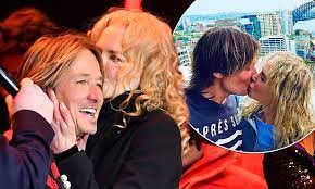 Nicole Kidman kisses her husband Keith Urban onstage in Nashville | Daily  Mail Online