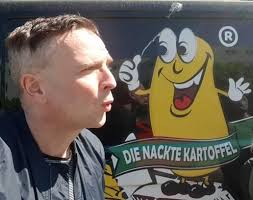 Jeden abend sitzt er mehrere stunden knapp bekleidet auf seinem kleinen hocker. Von Bokelberg Nach Haiyti Linus Volkmanns Popwoche Im Uberblick