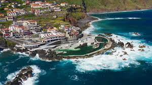 From the plateau, you will descend to the north coast and the village of porto moniz, famed for its volcanic rock swimming pools before experiencing the breathtaking drive along the infamous cliff hugging north coast road tosão vicente. Porto Moniz Madeira Ausfluge De