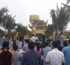 Võ hoàng yên sinh năm 1975 trong một gia đình rất nghèo. Bt3wrfeyujft8m