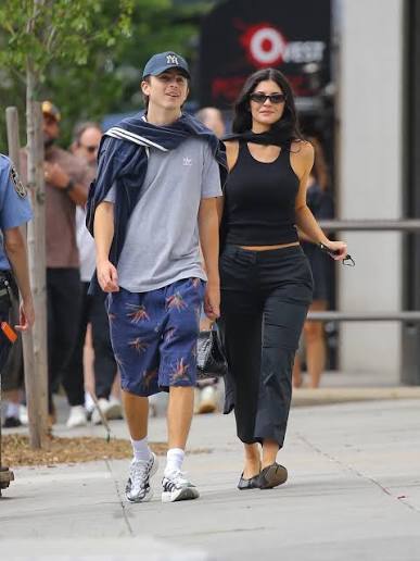 Kylie & Timmy in the city! 🌆🚲 Timothée Chalamet & Kylie Jenner rode Citi Bikes as they enjoyed a day in NYC on Wednesday, one day ahead of the Knicks' championship parade. (